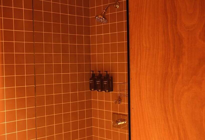 اتاق استاندارد با تخت دو نفره بزرگ, Rooms Hotel - Batumi