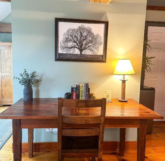 스탠다드 룸 킹사이즈 침대, The Black Walnut Inn