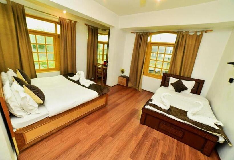 اتاق لوکس سه تخته, Chinar Inn