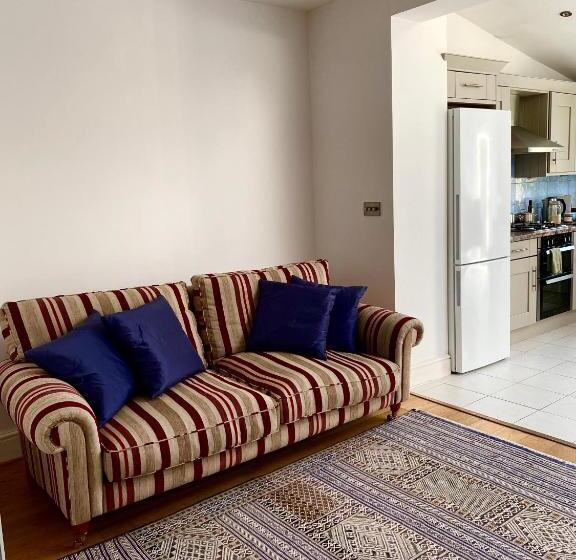 Номер Стандарт, Entire House Wimbledon Lodge