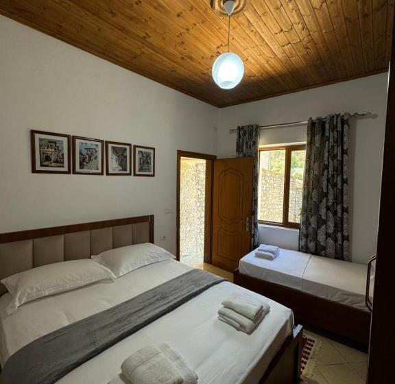 اتاق استاندارد سه نفره, Meroli Guesthouse