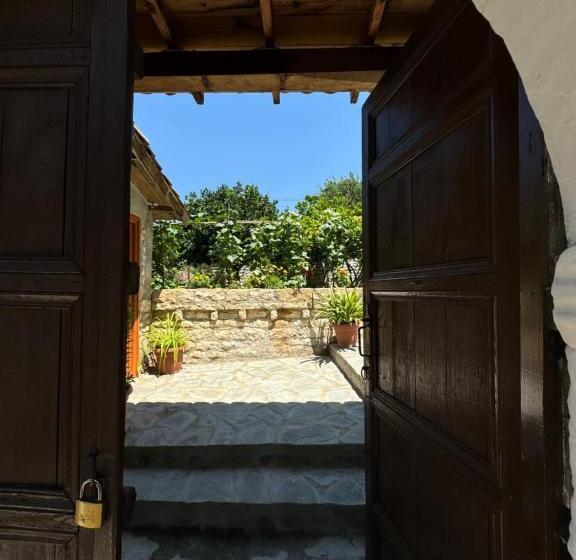 اتاق استاندارد چهار تخته, Meroli Guesthouse