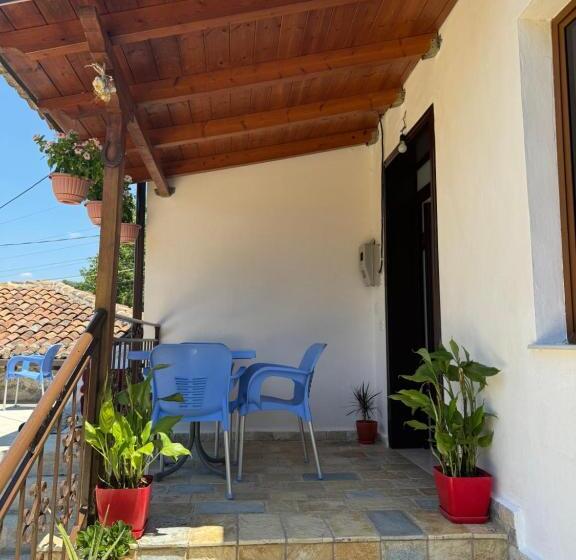 اتاق استاندارد چهار تخته, Meroli Guesthouse