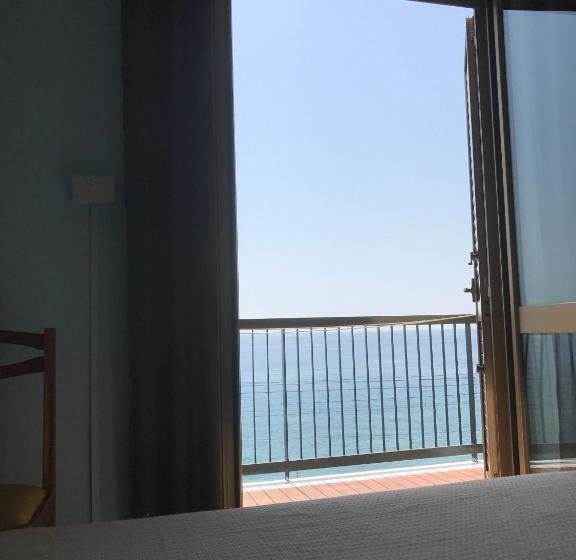 اتاق استاندارد سه تخته با بالکن, Marina Blu