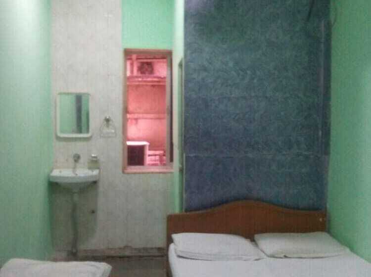 غرفة ديلوكس, Central Guest House