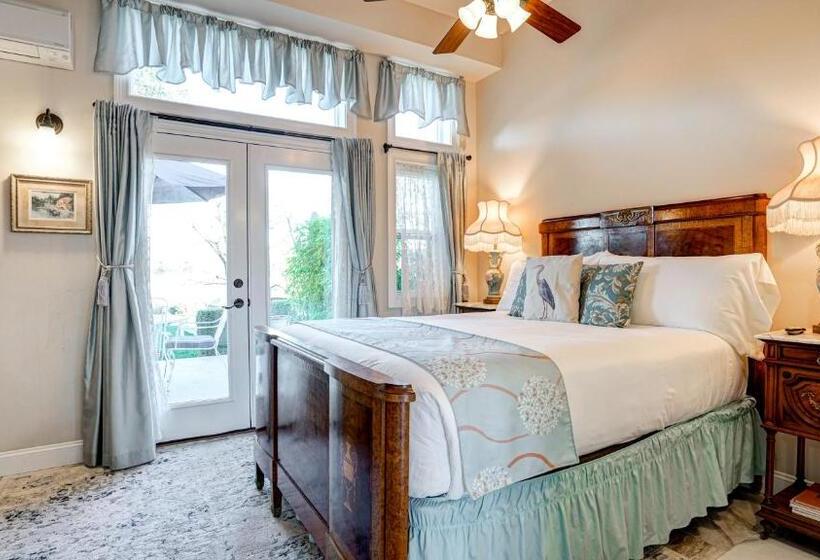 Люкс с Террасой, The River Belle Inn