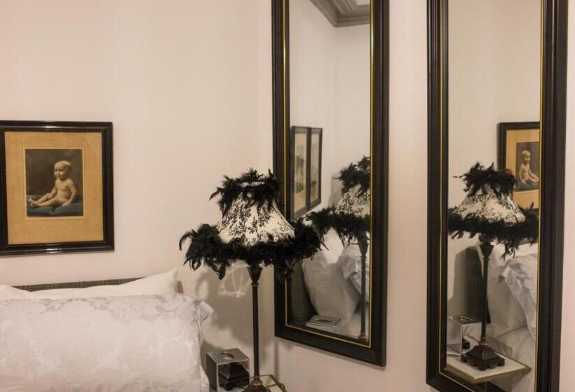 Deluxe Room, The Music Fable