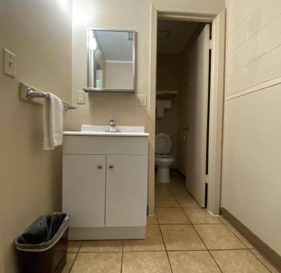 Четырехместный Номер Стандарт, Regency Inn