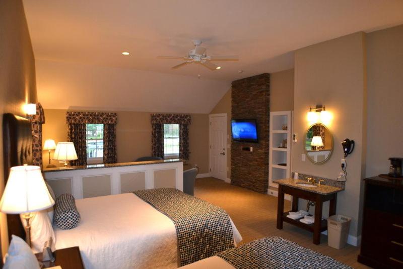 سوییت, New England Inn & Lodge