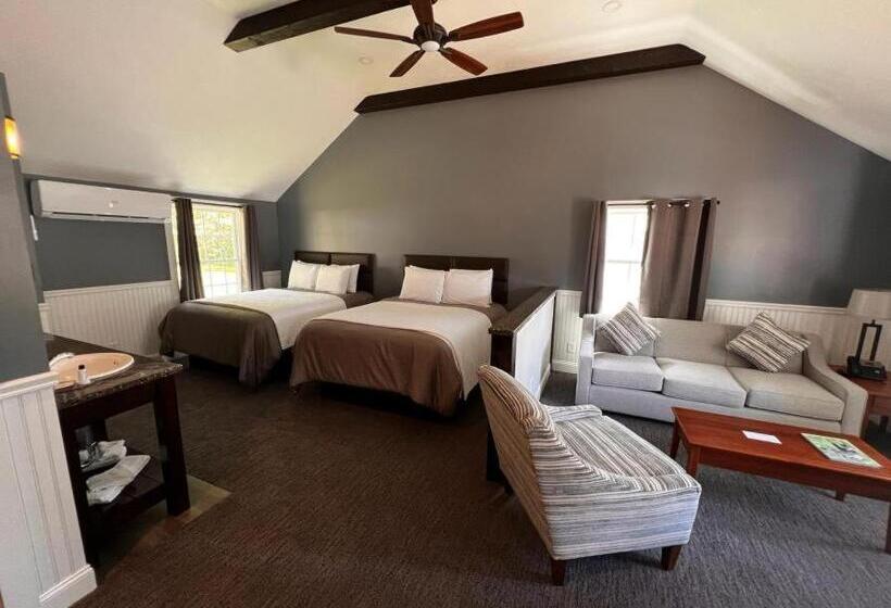 Люкс, New England Inn & Lodge