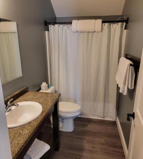 سوییت, New England Inn & Lodge