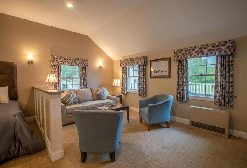 سوییت, New England Inn & Lodge