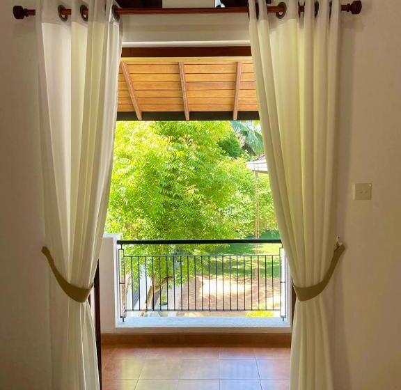 Номер Deluxe с Балконом, Cenreeza Airport Villa