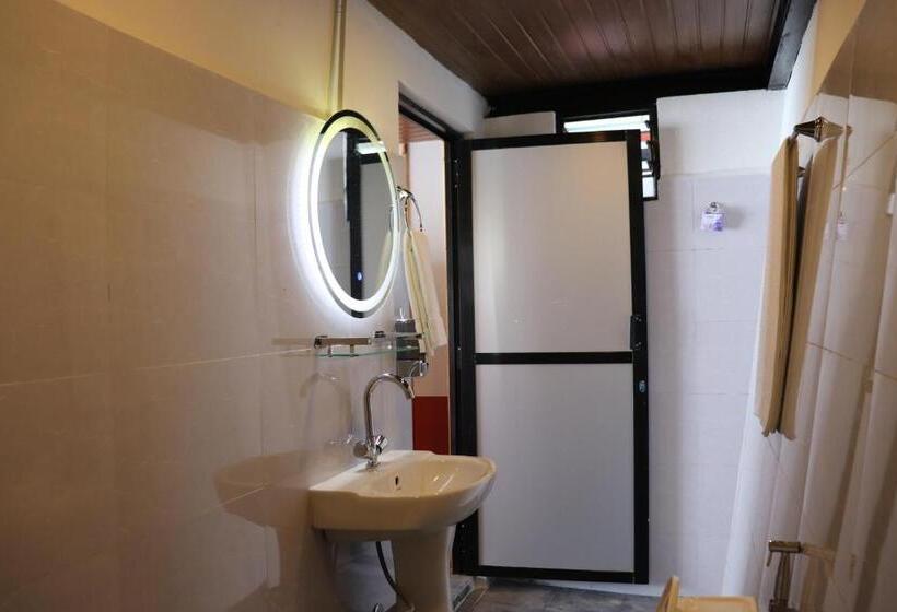 اتاق استاندارد سه نفره, Suryachaur Nature Retreat