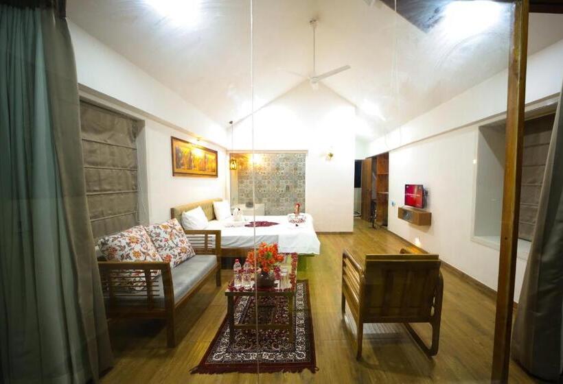 Люкс с Балконом, Eshi Resorts And Restaurant   Bhimashankars Jungle Luxury Resort