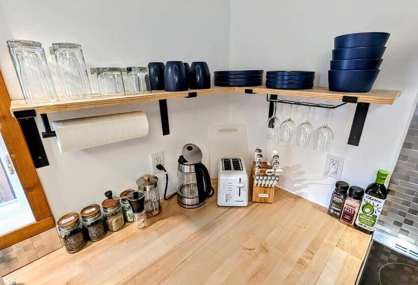 スタンダードルーム, Private Suite Close To The Airport & Food Scene!