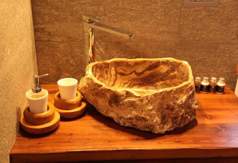 اتاق لوکس خانوادگی, Mi Casa Tu Casa