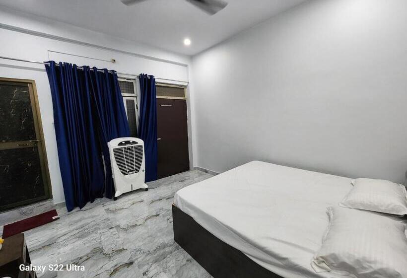 Номер Deluxe, Goroomgo Hotel Raghubir Nikunj Homestay Ayodhya
