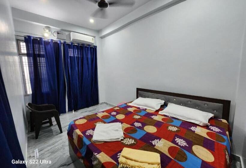 Номер Deluxe, Goroomgo Hotel Raghubir Nikunj Homestay Ayodhya