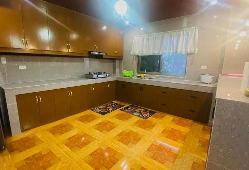 اتاق خانوادگی, Ardenia S Transient House
