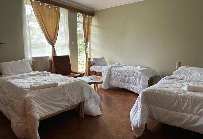 Quarto Triplo Estandar com Sacada, Mwanana Hostels And Homes