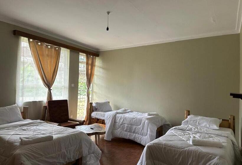 Quarto Triplo Estandar com Sacada, Mwanana Hostels And Homes