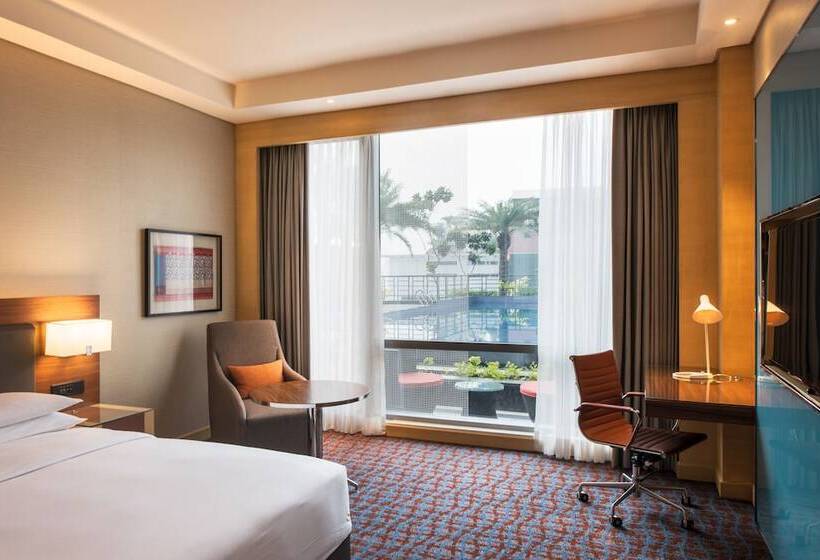 스탠다드 룸 풀장 전망, Hyatt Regency Lucknow Gomti Nagar