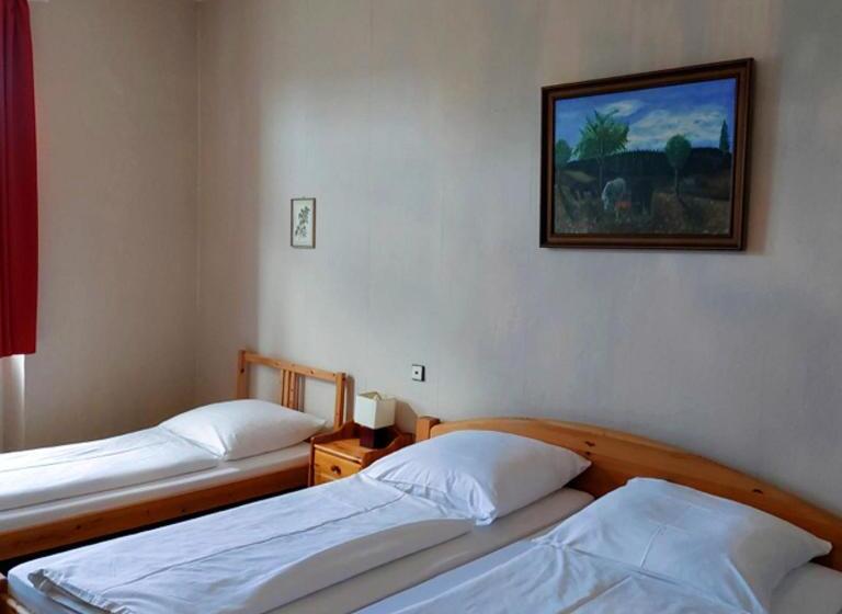 חדר סטנדרט לשלושה, Rössle B&b