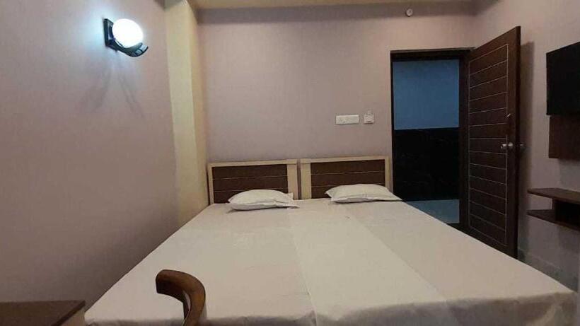 Трехместный Номер Классика, Oyo Hotel Sanjiban