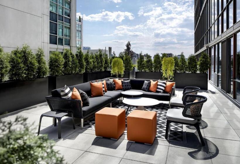 سوئیت با تخت بزرگ, Bisha Hotel Toronto