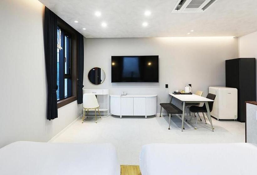 带2个双人床的标准工作室, Intro Chuncheon