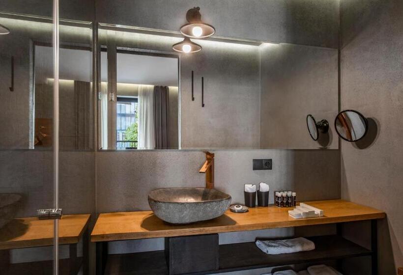 اتاق لوکس با چشم‌انداز باغ, Iota Hotel Tbilisi