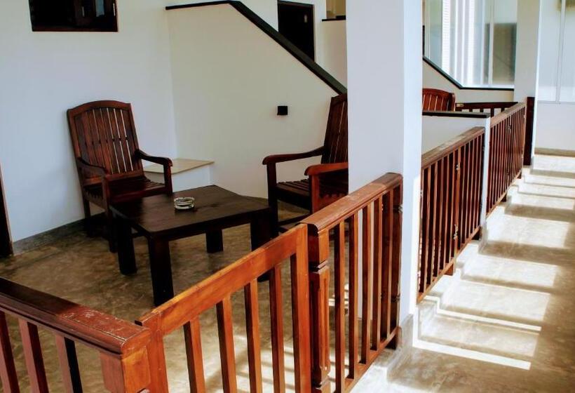 اتاق سوپریور با چشم‌انداز جانبی دریا, Mirissa Gate Resort