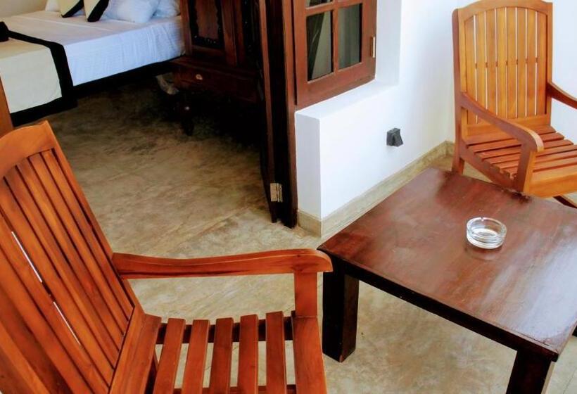 اتاق سوپریور با چشم‌انداز جانبی دریا, Mirissa Gate Resort