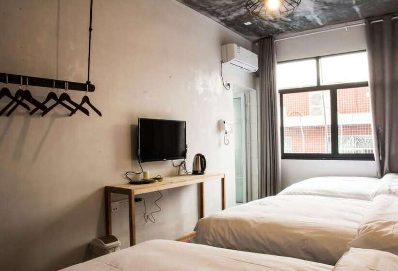 コンフォートトリプルルーム, Geographer Hostel