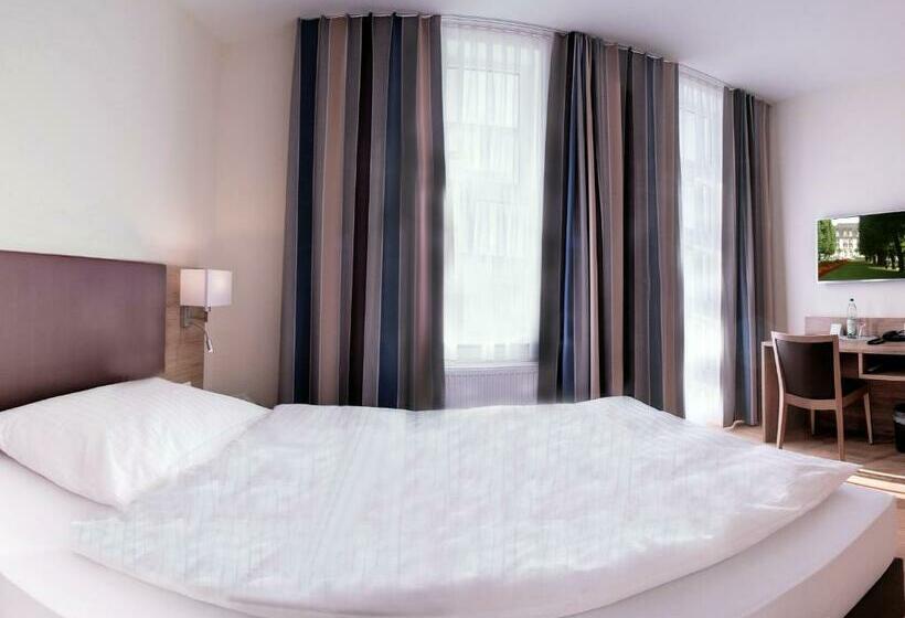 Quarto Estandar Individual, Heldt
