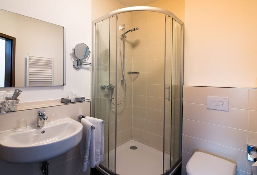 Quarto Estandar Individual, Heldt