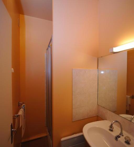 Четырехместный Номер Стандарт, Hôtel Les Bateliers