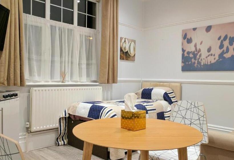 Студия Стандарт, Glendevon House