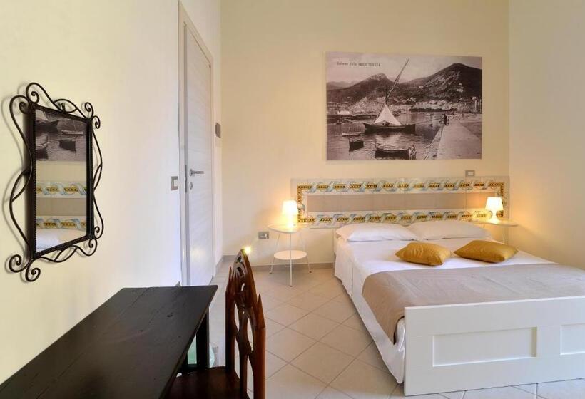اتاق لوکس با بالکن, Santi E Saraceni Rooms