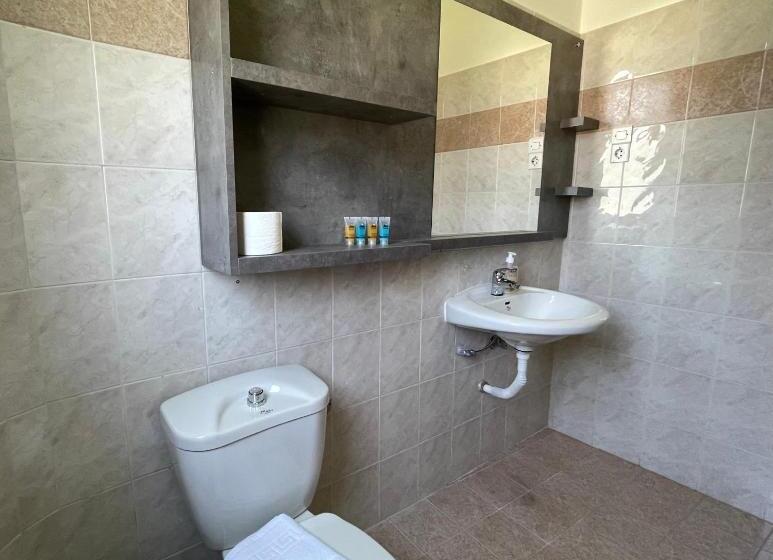 اتاق استاندارد سه نفره, Cakalli
