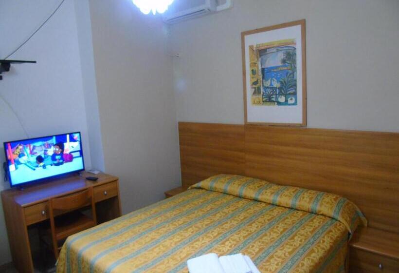 Четырехместный Номер Economy, Zeus Lido Di Classe Room Only