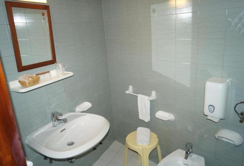 Четырехместный Номер Стандарт с Балконом, Zeus Lido Di Classe Room Only