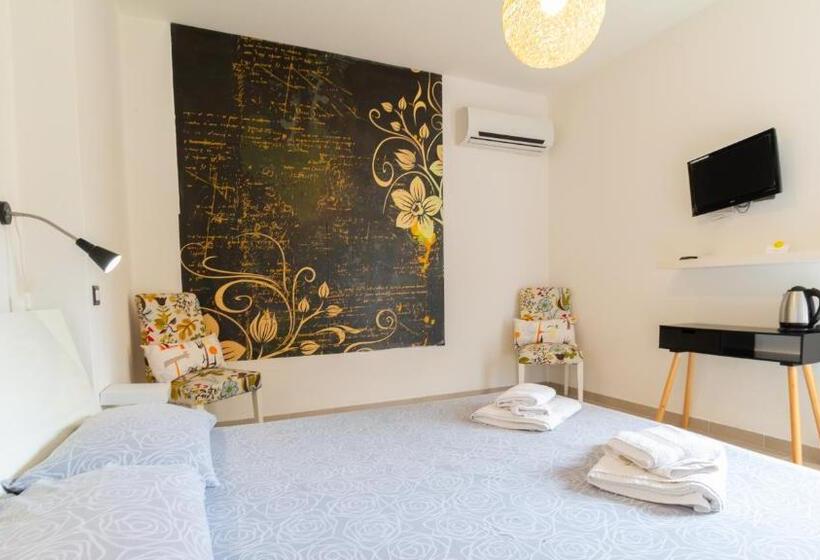 اتاق لوکس با چشم‌انداز استخر, Spapparra B&b