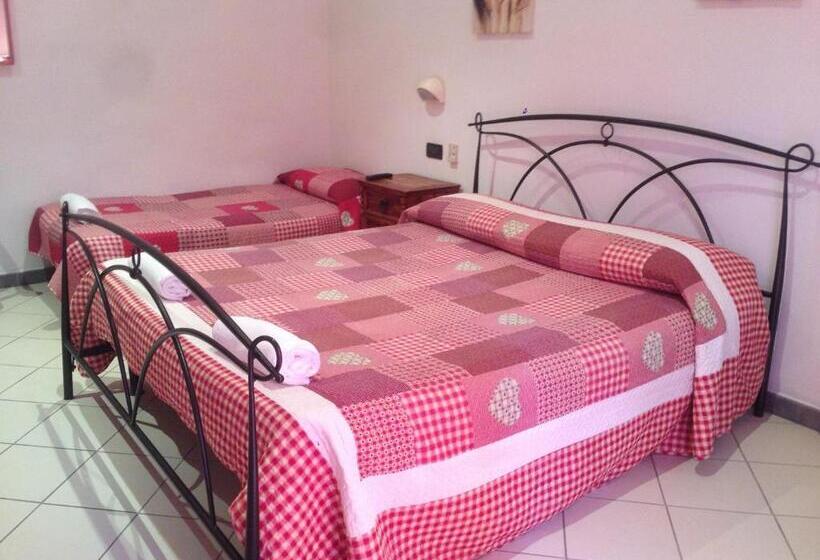 Economy Triple Room, Paolina