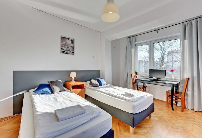 חדר סטנדרט לשלושה עם חדר אמבטיה משוף, Nice Rooms   Pokoje Gościnne