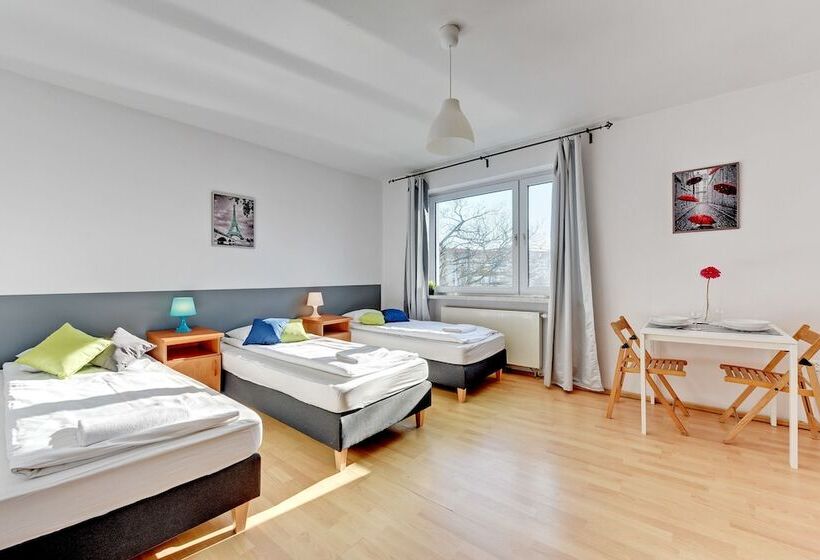 חדר סטנדרט לשלושה עם חדר אמבטיה משוף, Nice Rooms   Pokoje Gościnne