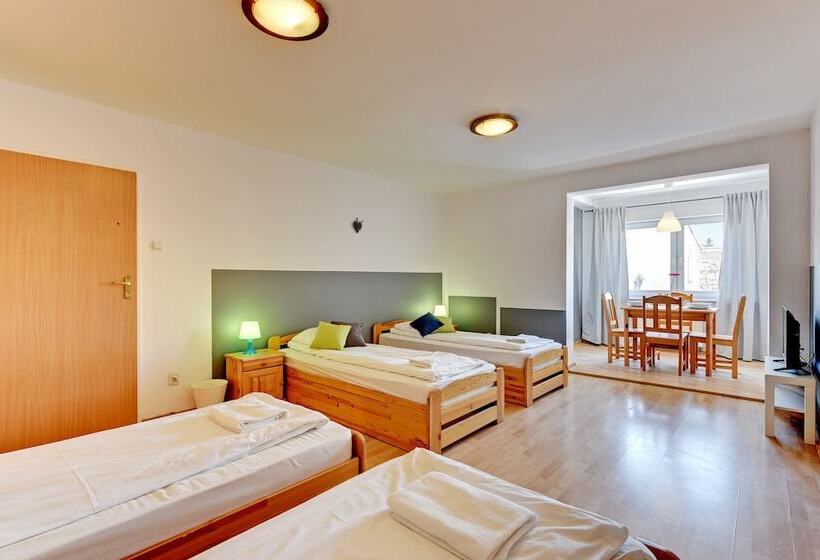 חדר סטנדרטי לארבעה עם חדר אמבטיה משותף, Nice Rooms   Pokoje Gościnne