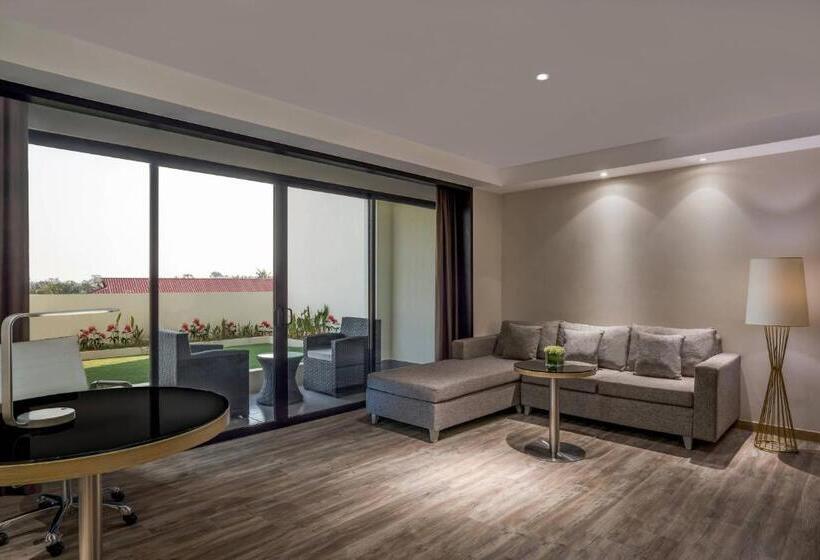 带大床的行政房间, Courtyard By Marriott Siem Reap Resort