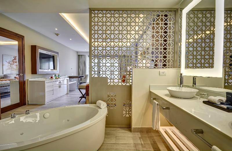 سوییت جونیور لوکس با چشم‌انداز دریا, Royalton Bavaro, An Autograph Collection Allinclusive Resort & Casino